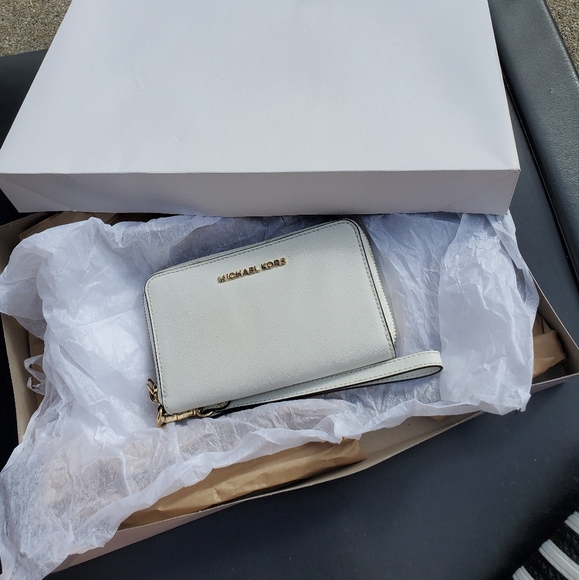 Micheal Kors continental wallet - Picture 2 of 12